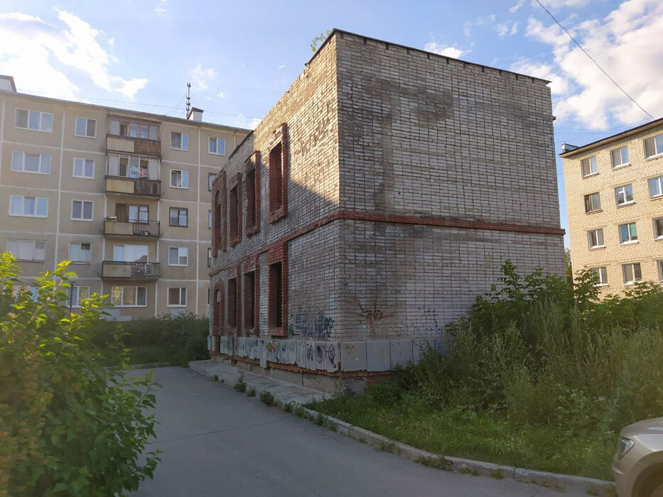 г. Новоуральск, ул. Комсомольская, 3а (городской округ Новоуральский) - фото здания (1)