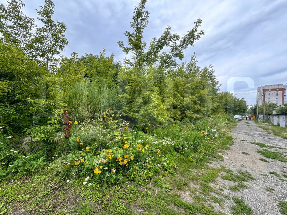 г. Арамиль, ул. Космонавтов, 9 (городской округ Арамильский) - фото земельного участка (1)