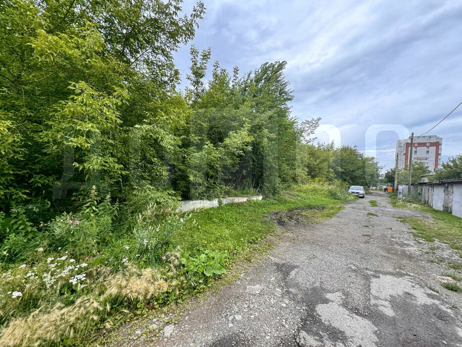 г. Арамиль, ул. Космонавтов, 9 (городской округ Арамильский) - фото земельного участка (2)