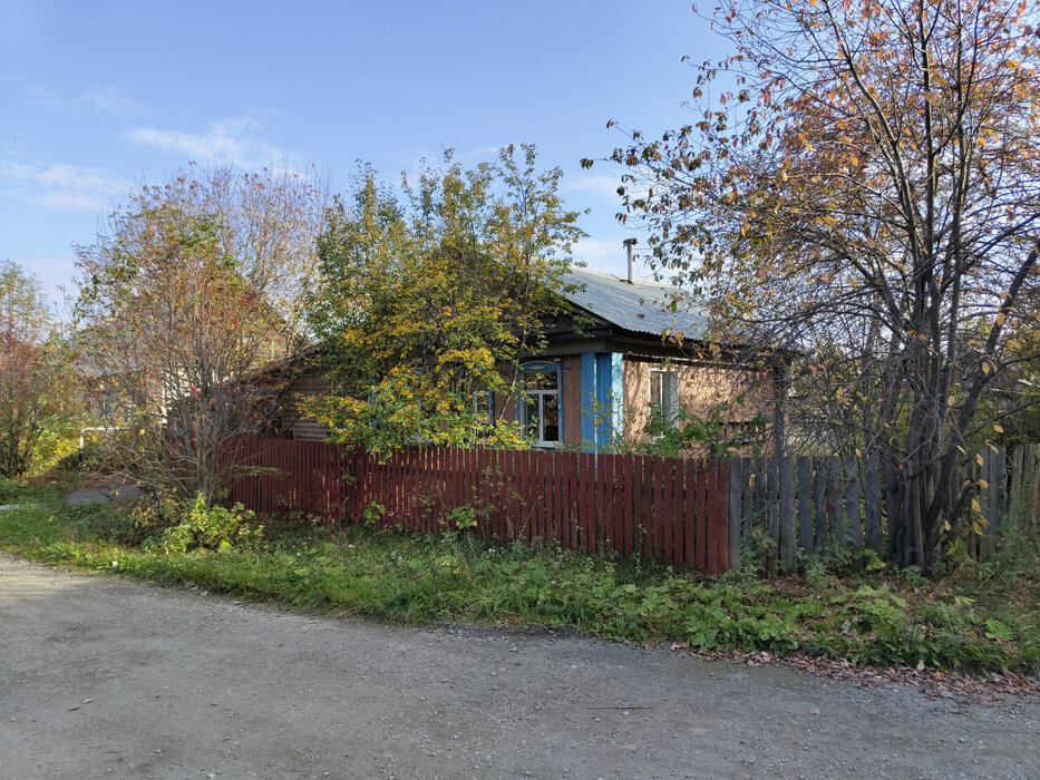 г. Первоуральск, городской округ Первоуральск, Пермское направление, 45, ул.Добровольцев, 15 (Выберите район) - фото дома (2)