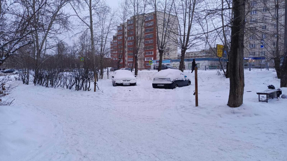 г. Асбест, ул. Челюскинцев, 15 (городской округ Асбестовский) - фото комнаты (4)